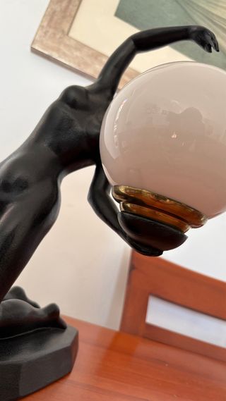 Lámpara Art Déco Figura Mujer Globo siglo XX