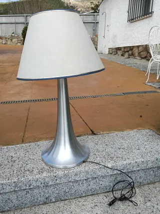 Lámpara de mesa de aluminio y tela