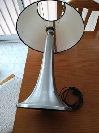 Lámpara de mesa de aluminio y tela