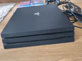PS4 Pro 1TB + Mando, Cámara y 4 Juegos