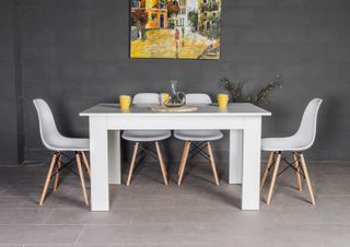 Set nórdico de mesa con 4 sillas blancas