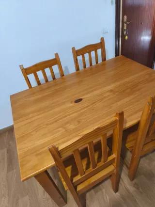 Mesa de comedor de madera