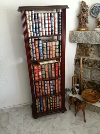 Librería de madera con libros