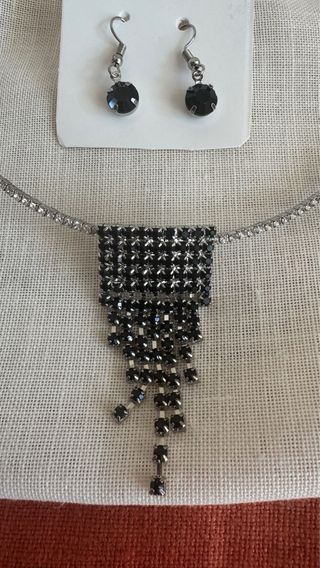Gargantilla y pendientes plateados con pedrería ne