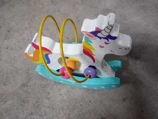 Unicornio de madera con sonajero