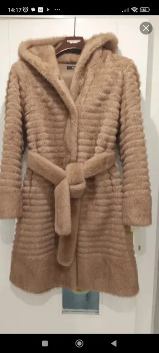 Abrigo de pelo sintético con capucha