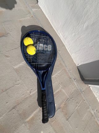 Raqueta de tenis Prince con pelotas