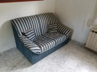 Sofá de 2 plazas a rayas.