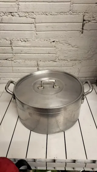 Olla grande de aluminio con tapa