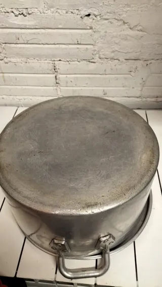 Olla grande de aluminio con tapa