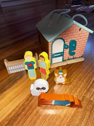 Casita de madera con figuras