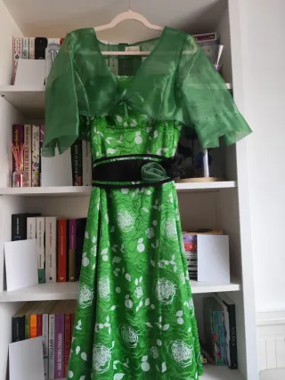 Vestido verde + chaqueta con estampado floral