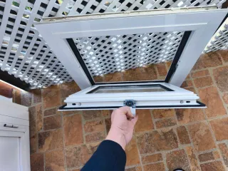 Ventana abatible 63x63x4.5 cm