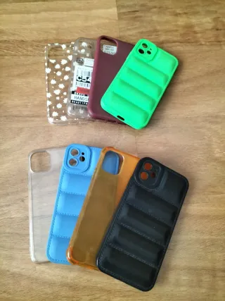 iPhone 11 Nero 64 GB con 8 custodie