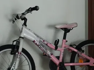 Bicicleta infantil rosa y blanca