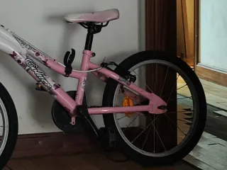 Bicicleta infantil rosa y blanca