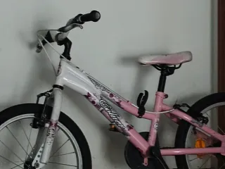 Bicicleta infantil rosa y blanca