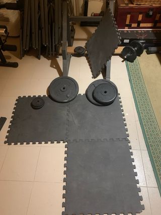 Banco de gimnasio con pesas