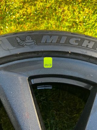 Llanta Ford Mustang Michelin 255/40 ZR19