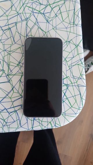 iPhone 14 128 GB con su caja y fundas