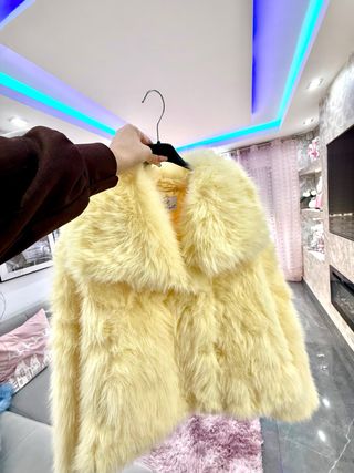 Chaqueta de pelo amarilla