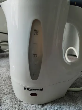 Hervidor de agua blanco