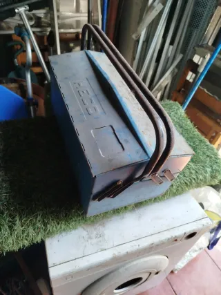 Caja de herramientas azul metálica