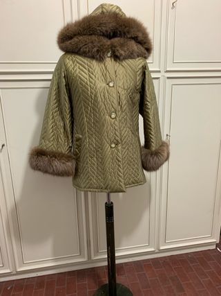 Piumino con cappuccio bordato di pelo di volpe
