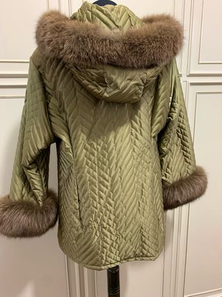 Piumino con cappuccio bordato di pelo di volpe