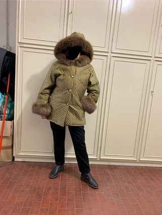 Piumino con cappuccio bordato di pelo di volpe