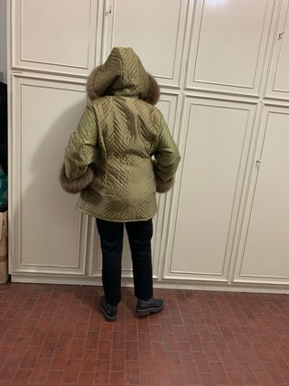 Piumino con cappuccio bordato di pelo di volpe