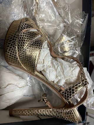 Sandalias de tacón doradas