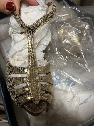 Sandalias de tacón doradas