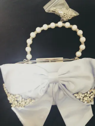 Bolso de fiesta con perlas y pedrería