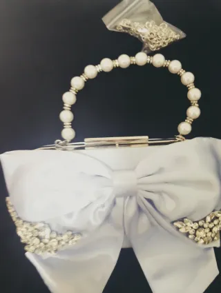 Bolso de fiesta con perlas y pedrería