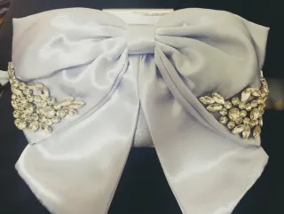 Bolso de fiesta con perlas y pedrería