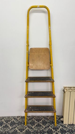 Escalera amarilla con asiento Altura: 170cm