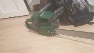 Motosierra potente con espada grande y buen estado