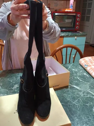 Stivali neri in camoscio tacco alto