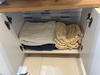 Mueble bajo lavabo blanco y madera /cambria