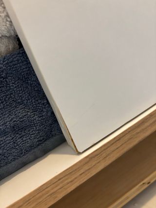 Mueble bajo lavabo blanco y madera /cambria