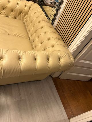 Sofá Chester 2 plazas capitoné piel beige