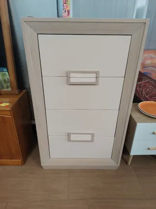 Cómoda amplia beige y marrón