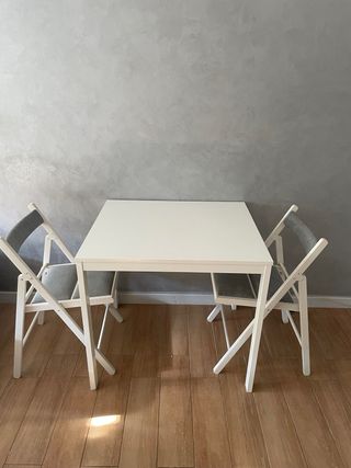 Mesa extensible blanca con dos sillas incluidas