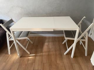 Mesa extensible blanca con dos sillas incluidas