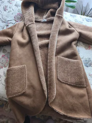 Chaquetón beige con capucha y bolsillos