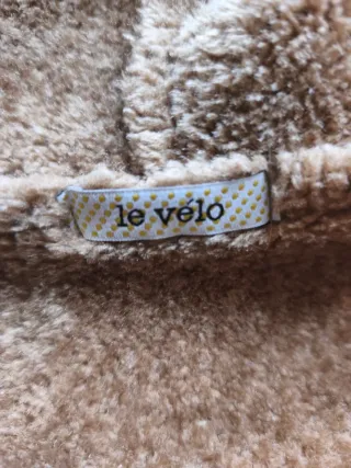 Chaquetón beige con capucha y bolsillos