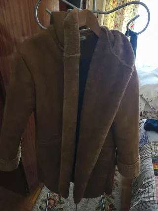 Chaquetón beige con capucha y bolsillos