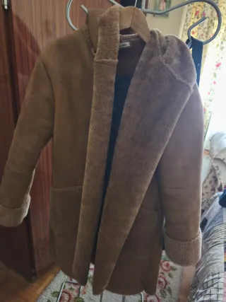 Chaquetón beige con capucha y bolsillos