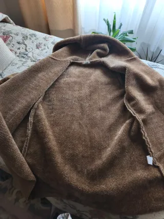 Chaquetón beige con capucha y bolsillos